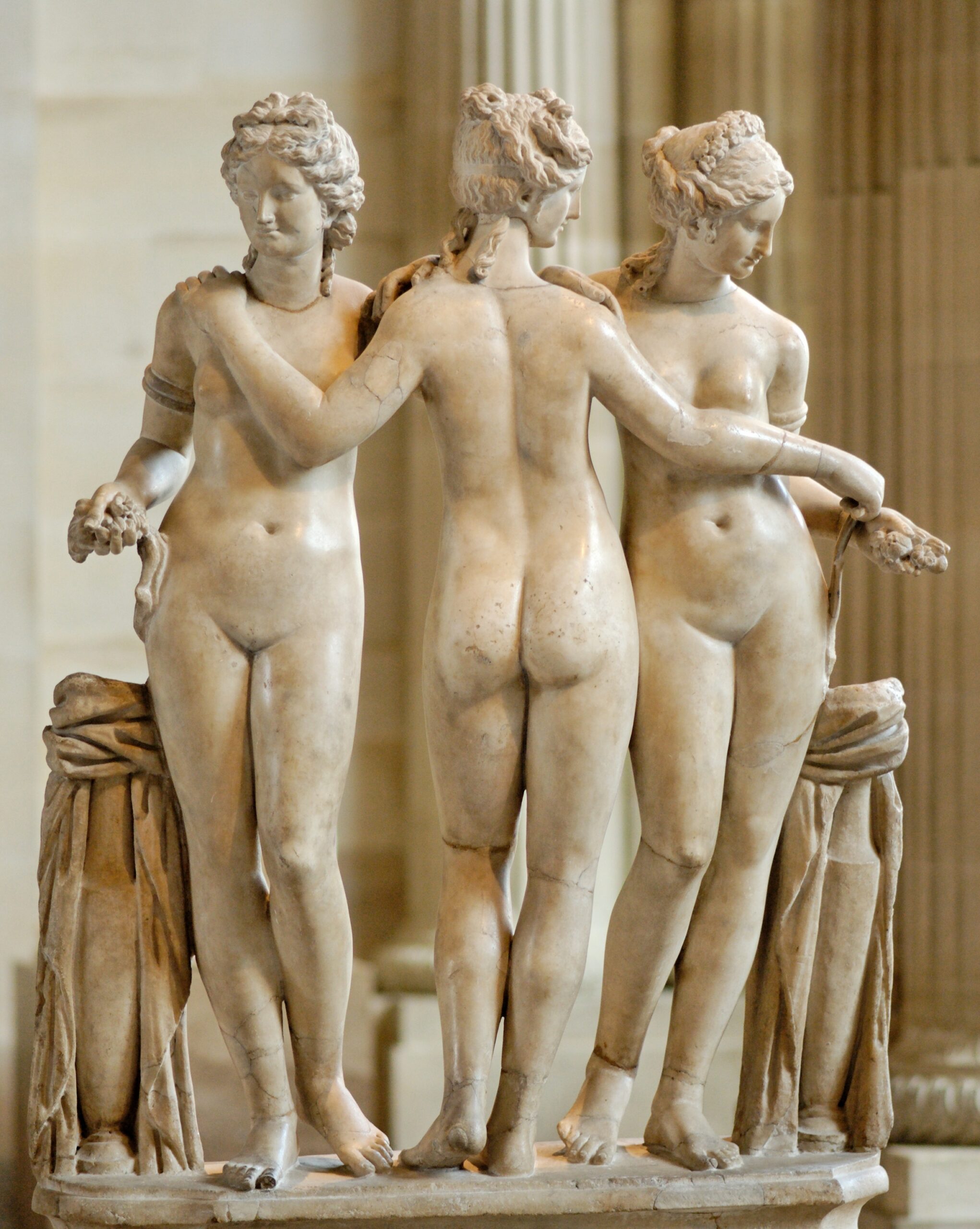 Photographie de la statue des trois grâces au Louvre