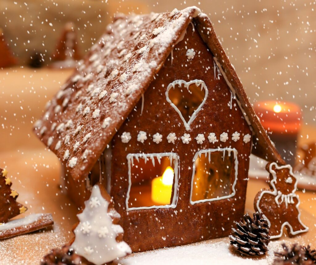 Photographie maison en pain d'épice avec paysage de neige