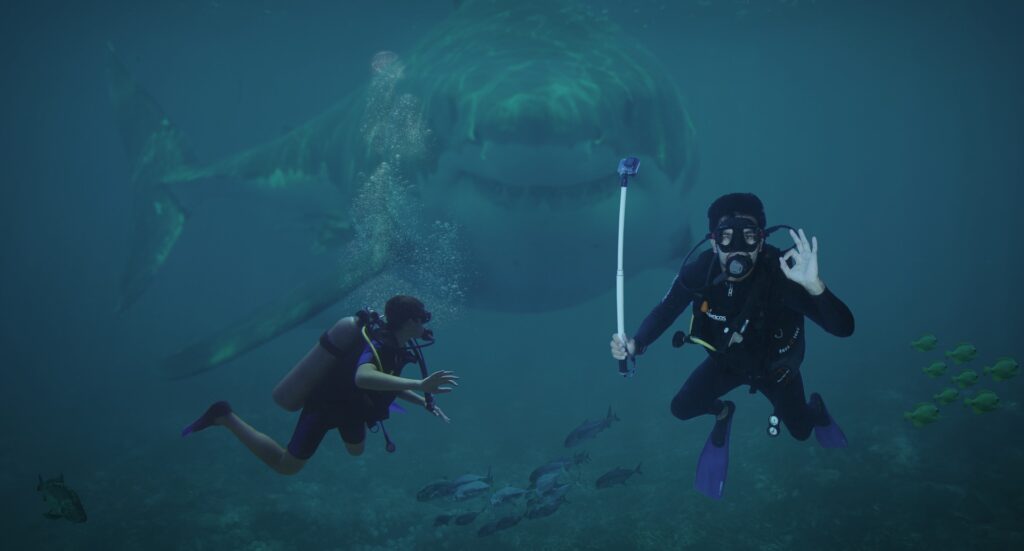 un requin pourchassant deux plongeurs qui font signe que tout va bien