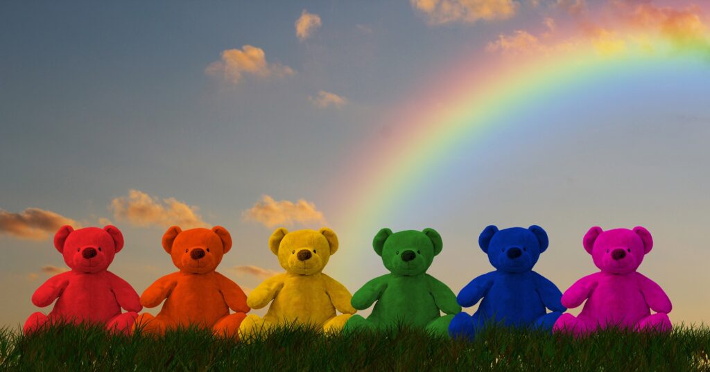 oursons en peluche avec en fond un arc-en-ciel