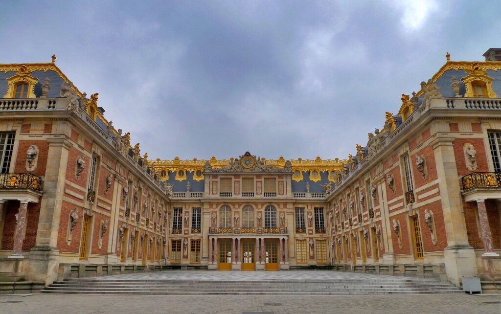 Photographie du château de Versailles ciel nuageux